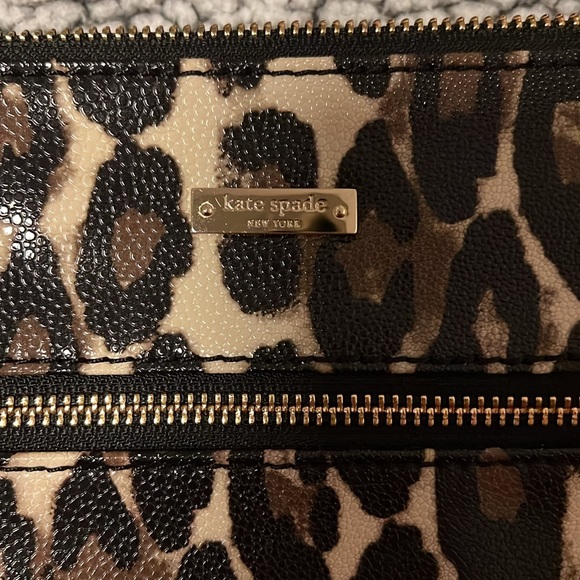 Cute leopard crossbody! ♠️ - Picture 2 of 6
